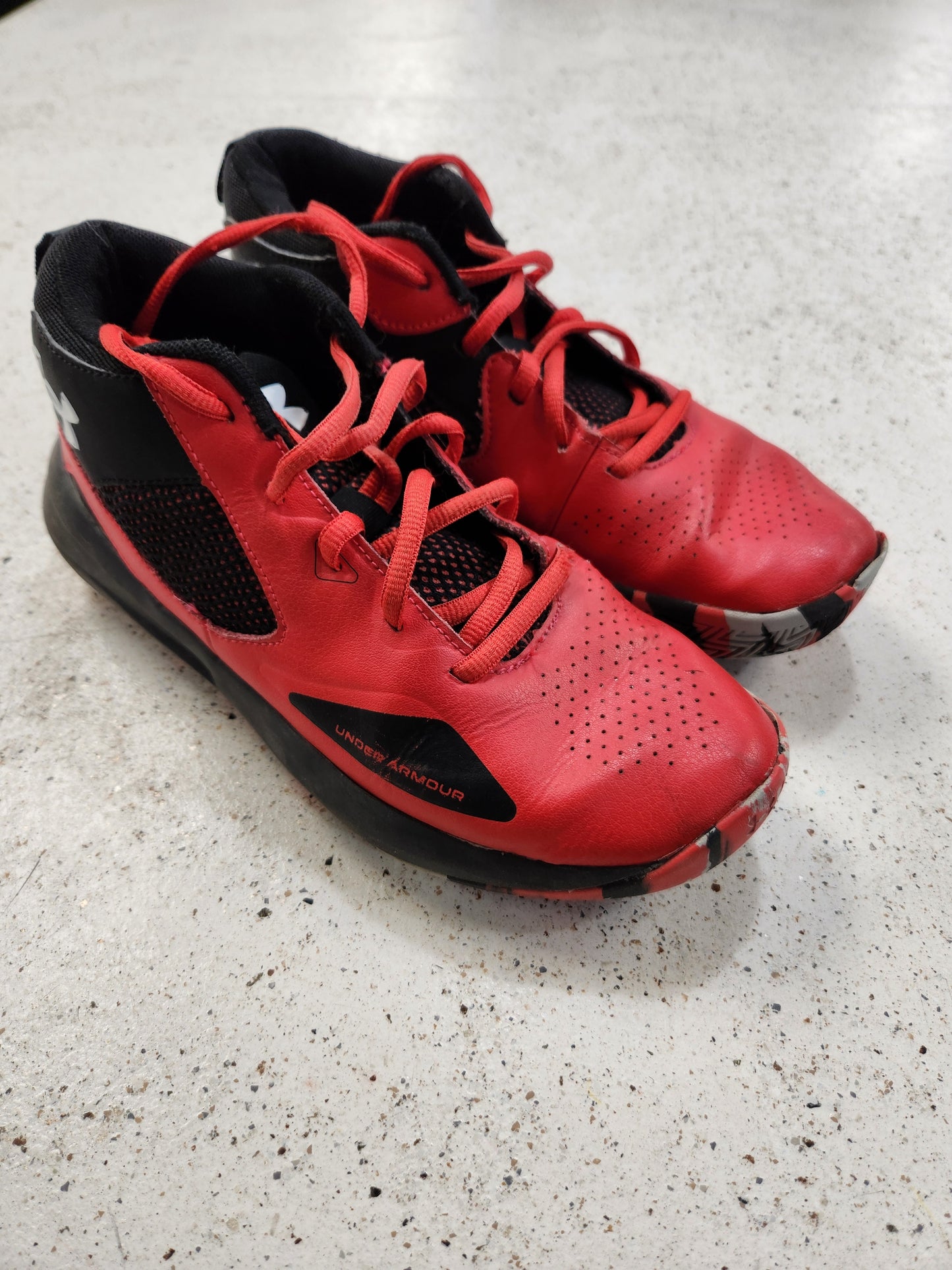 Size 5.5 | Under Armour Red and Black Shoes