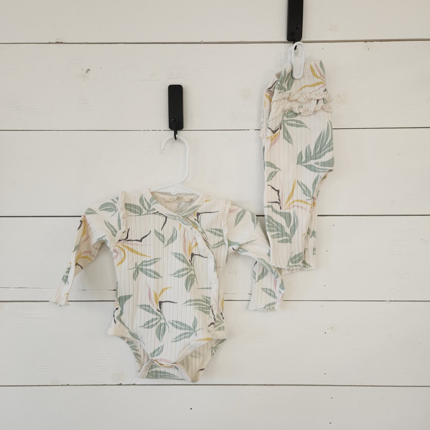 Size 3-6m | Jessica Simpson Cream Foliage Set