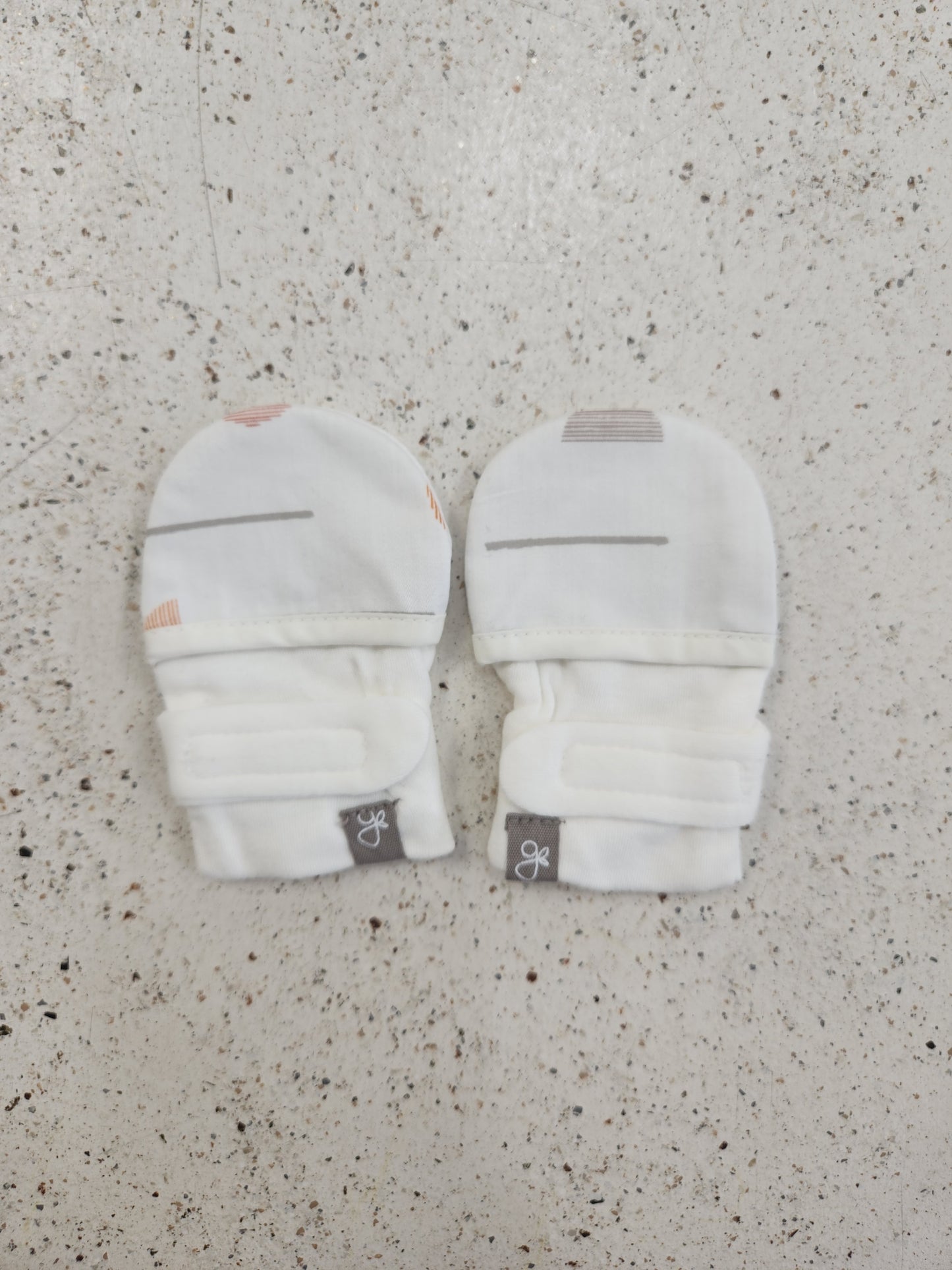 Size NB | Goumi 'Stay On Baby' Mitts