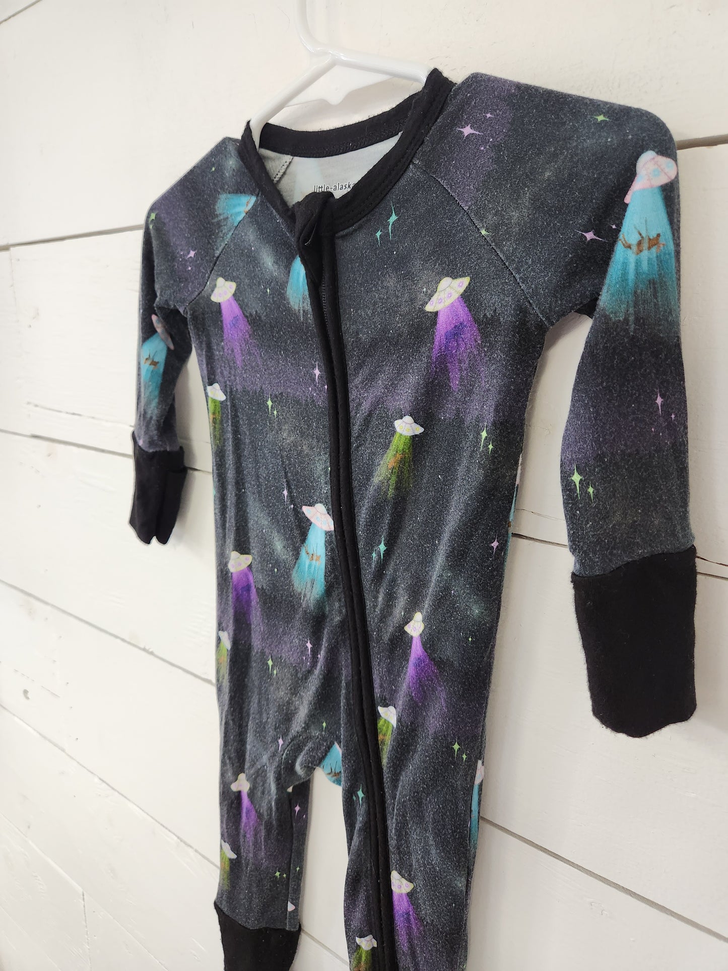 Size 0-3m | Little Alaskan Area 907 Zippered Romper