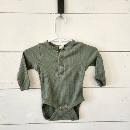 Size 3-6m | Kate Quinn Green Bodysuit | UBNUU