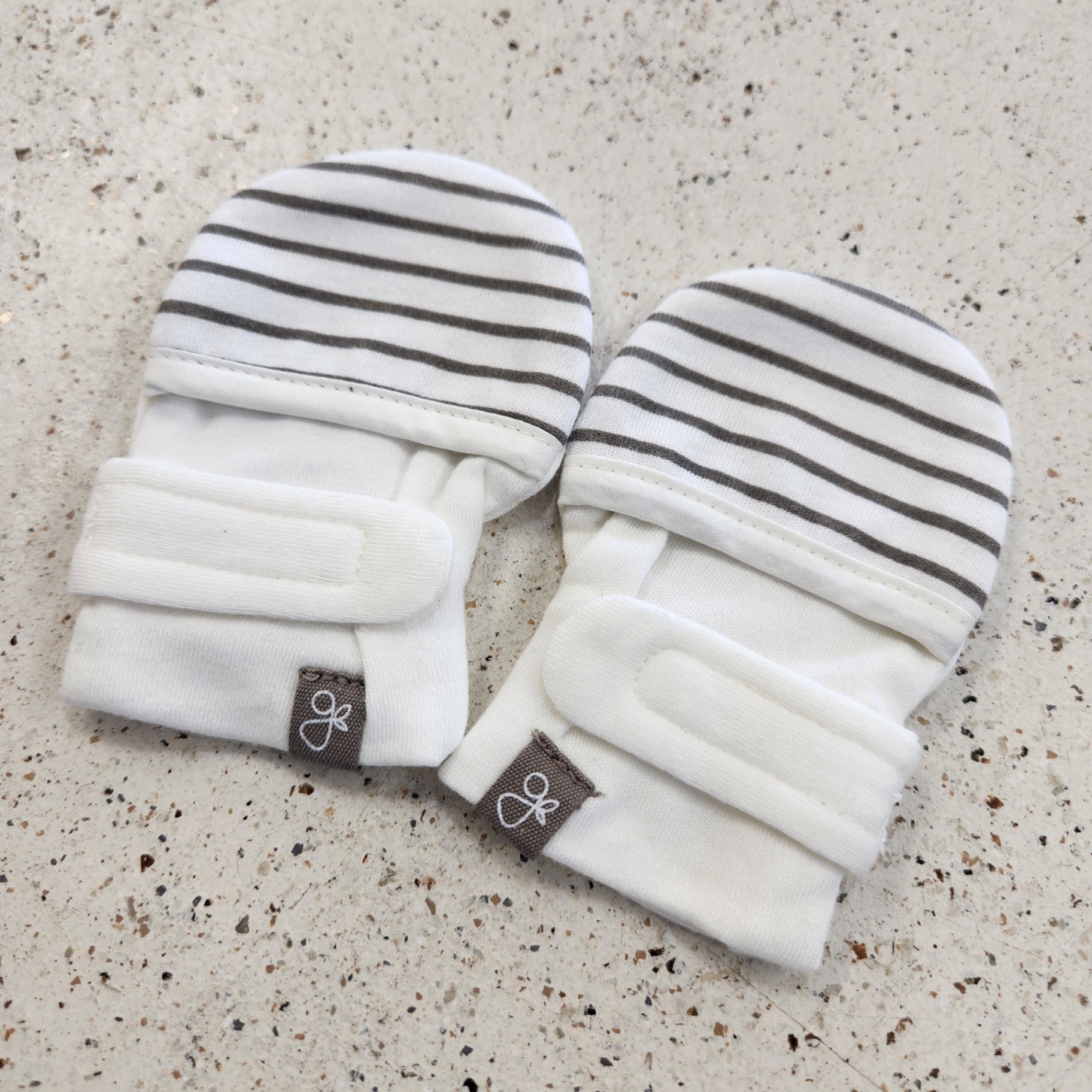 Size 0-3m | Goumi Striped Baby Mittens | UBNUU