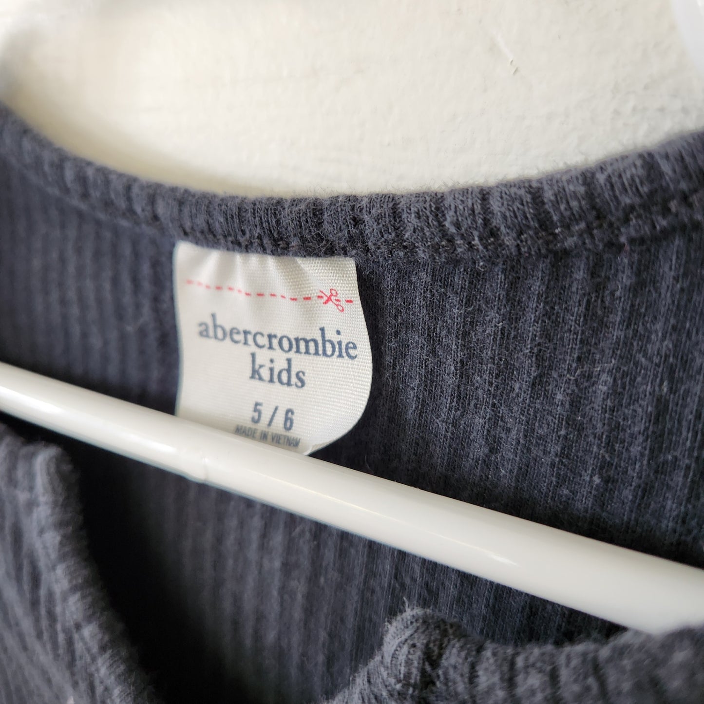 Size 5-6 | Abercrombie Kids Black Shirt | UBNUU
