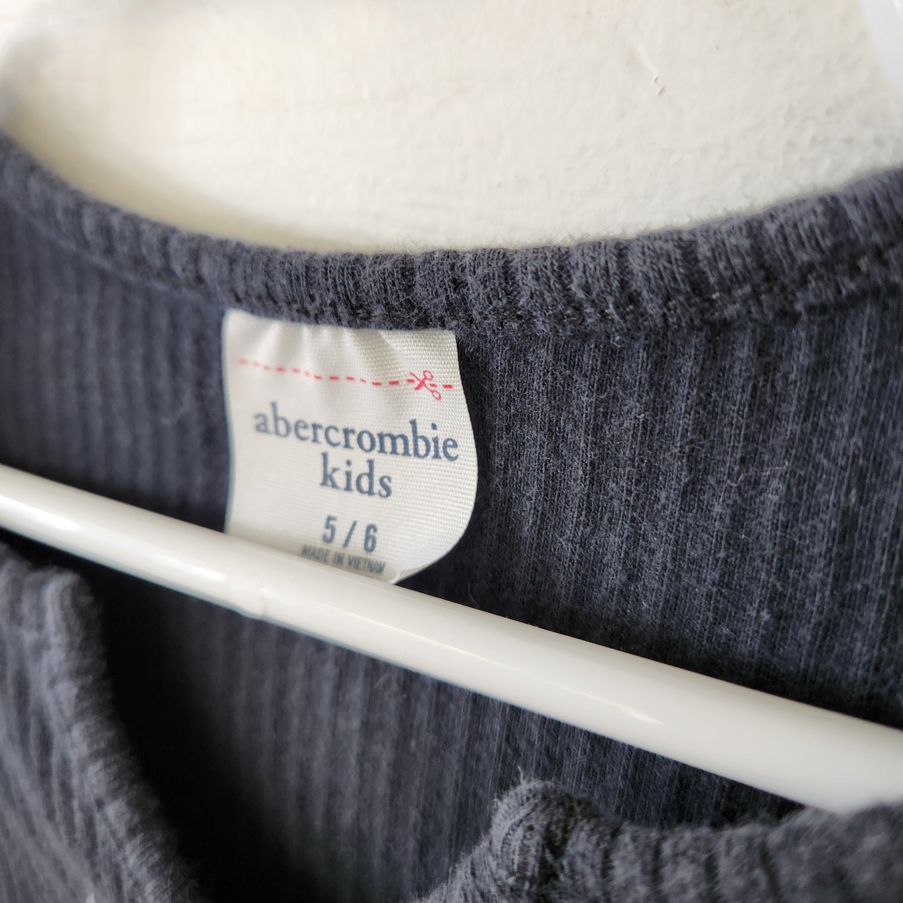 Size 5-6 | Abercrombie Kids Black Shirt | UBNUU