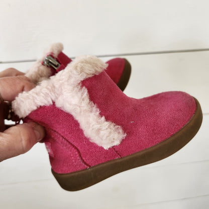 Size 4/5 | UGG Kids' Boots | UBNUU