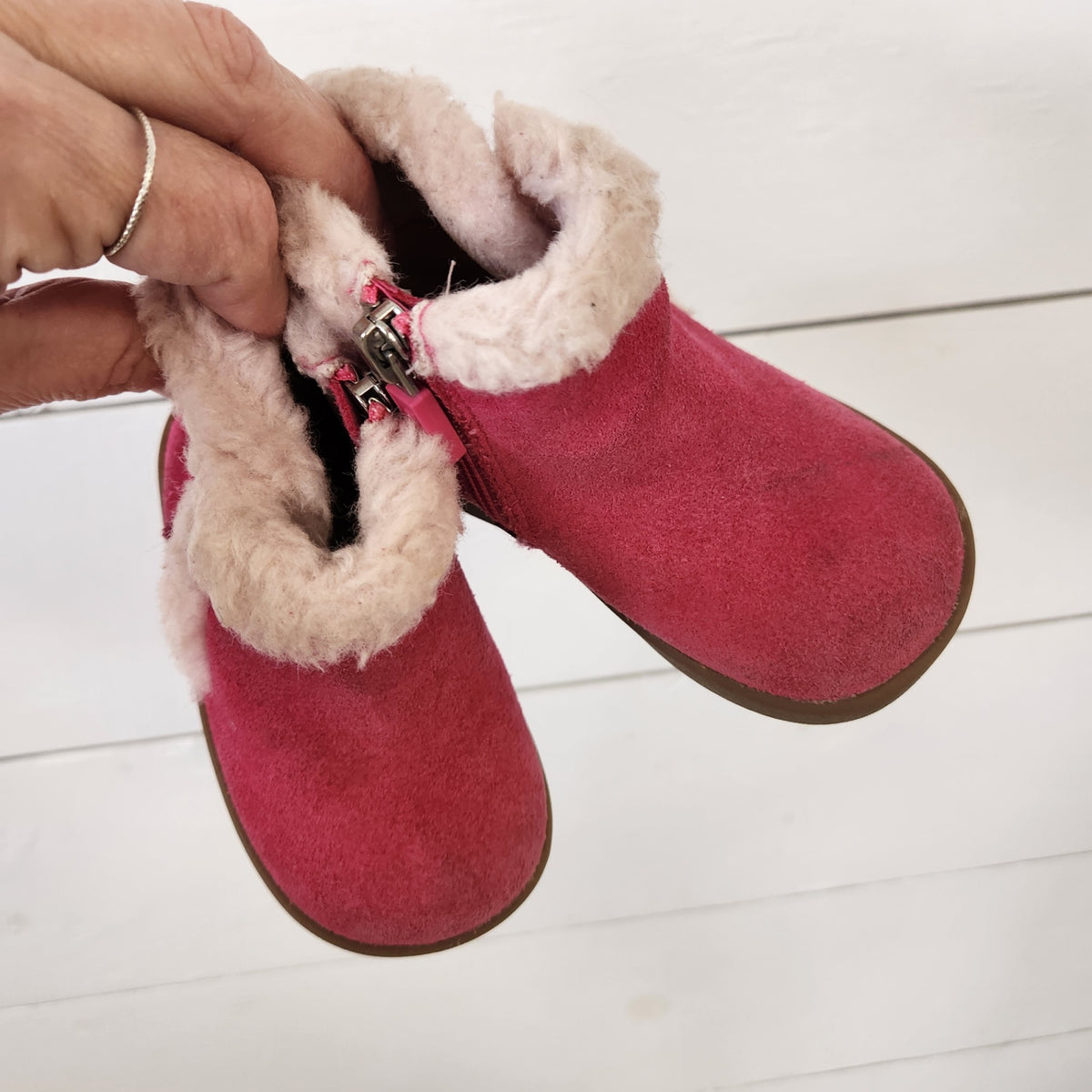 Size 4/5 | UGG Kids' Boots | UBNUU