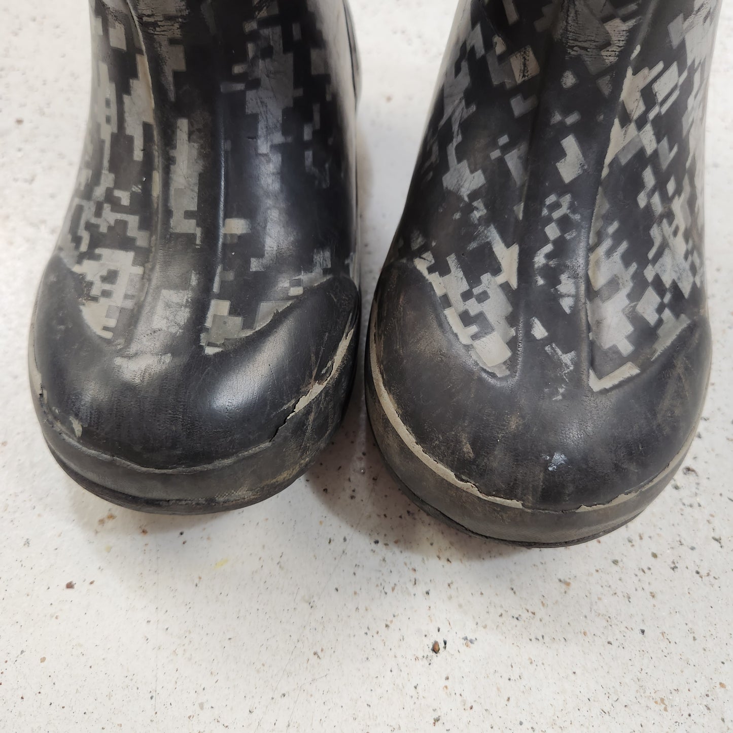 Size 10 | Bogs Black & Grey *wear