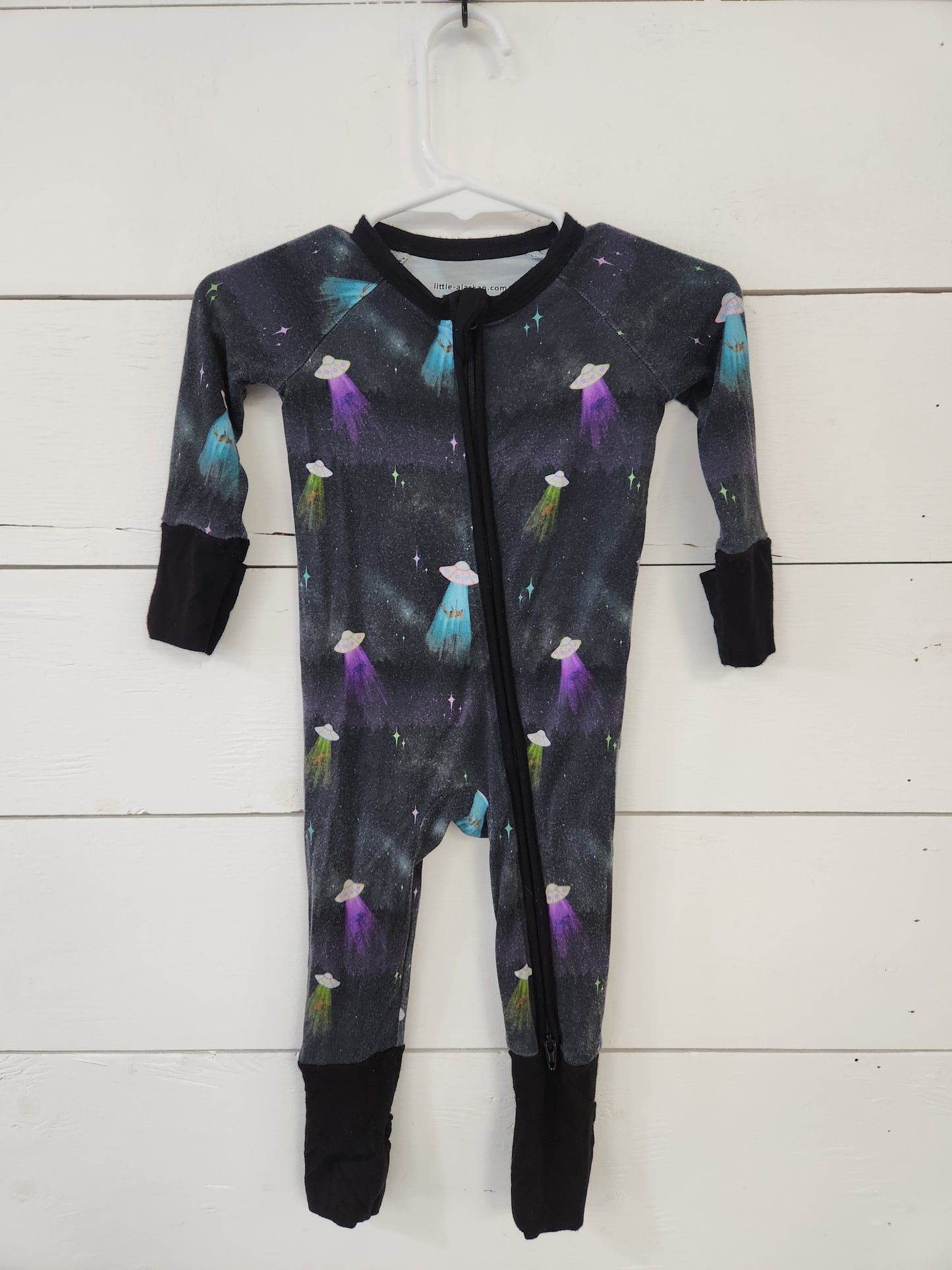 Size 0-3m | Little Alaskan Area 907 Zippered Romper