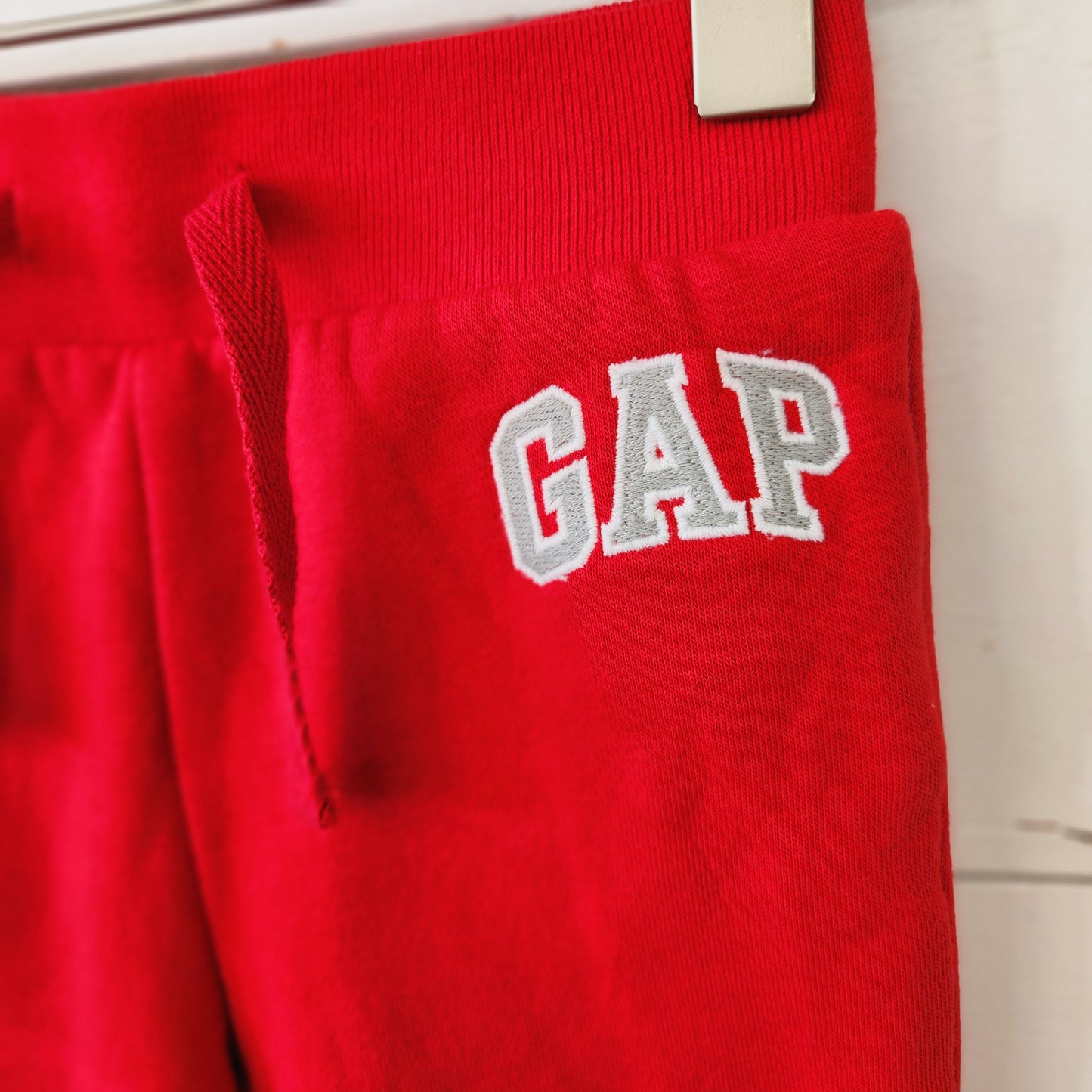 Size 18-24m | Gap red sweats