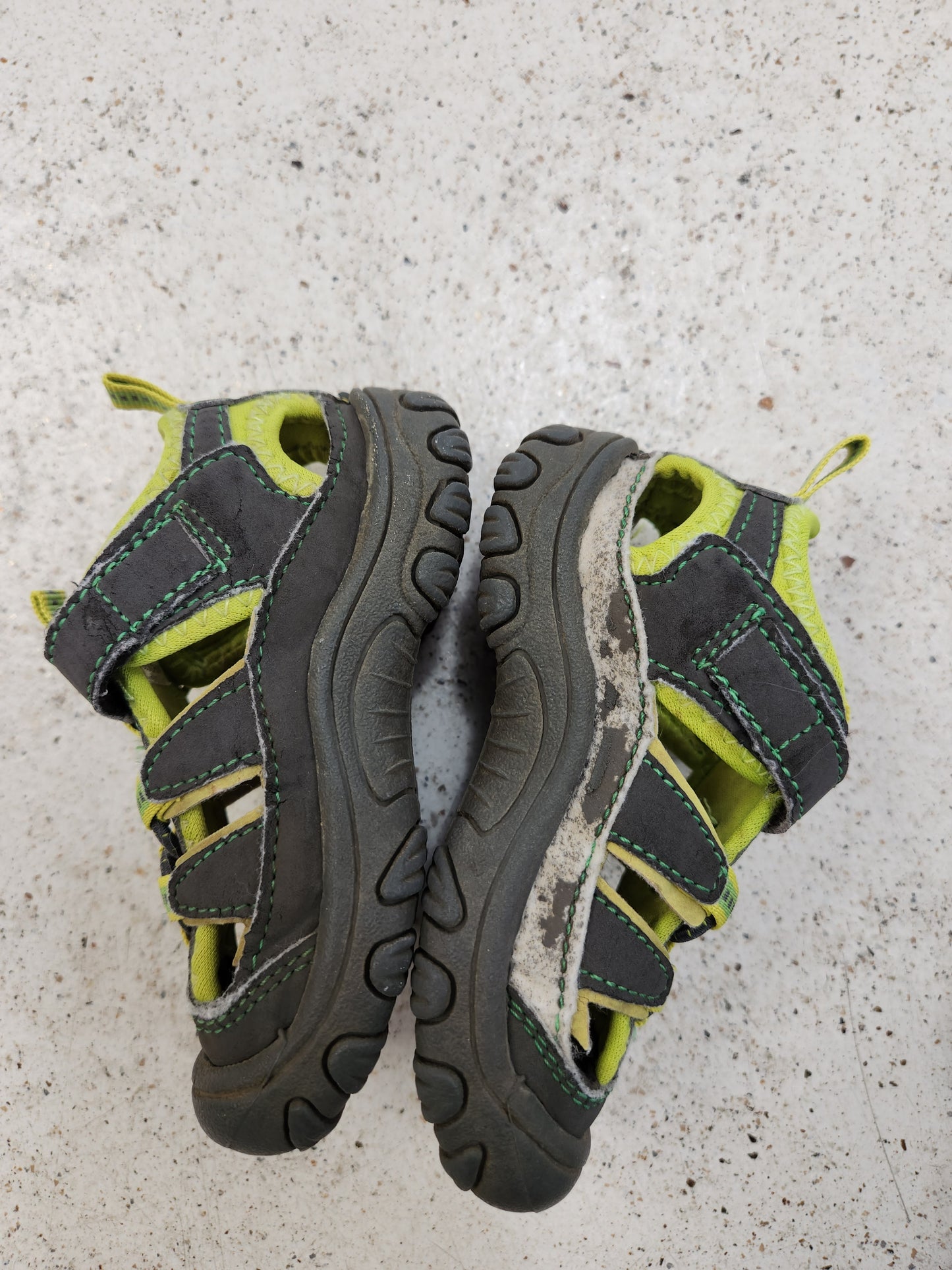 Size 5 | Osh Kosh Green Sandals *wear