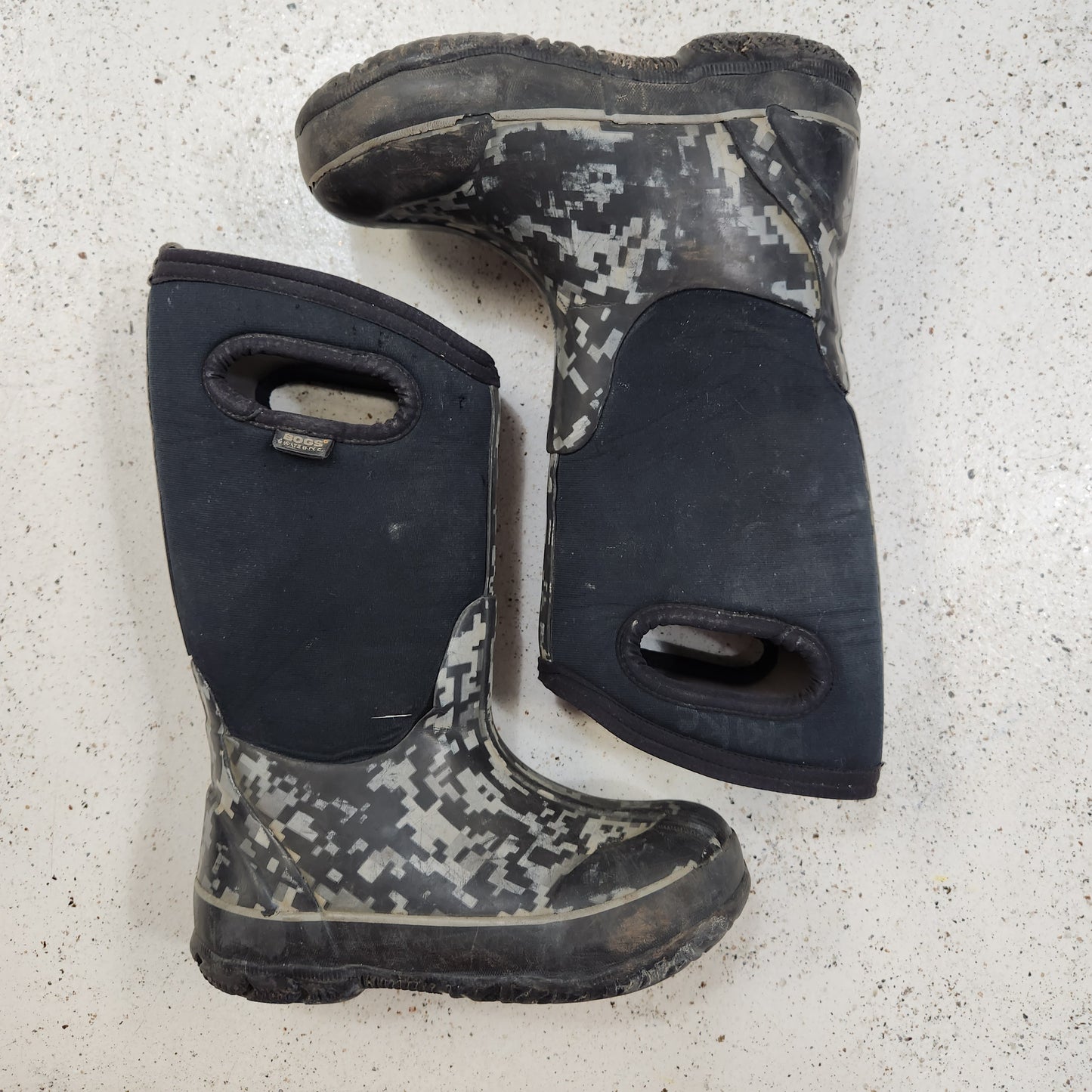 Size 10 | Bogs Black & Grey *wear