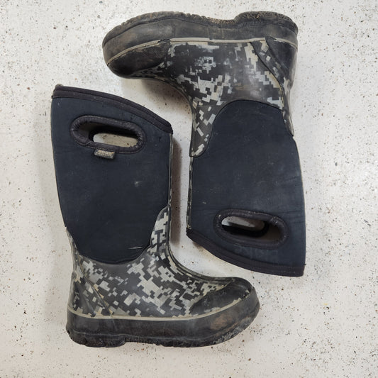 Size 10 | Bogs Black & Grey *wear