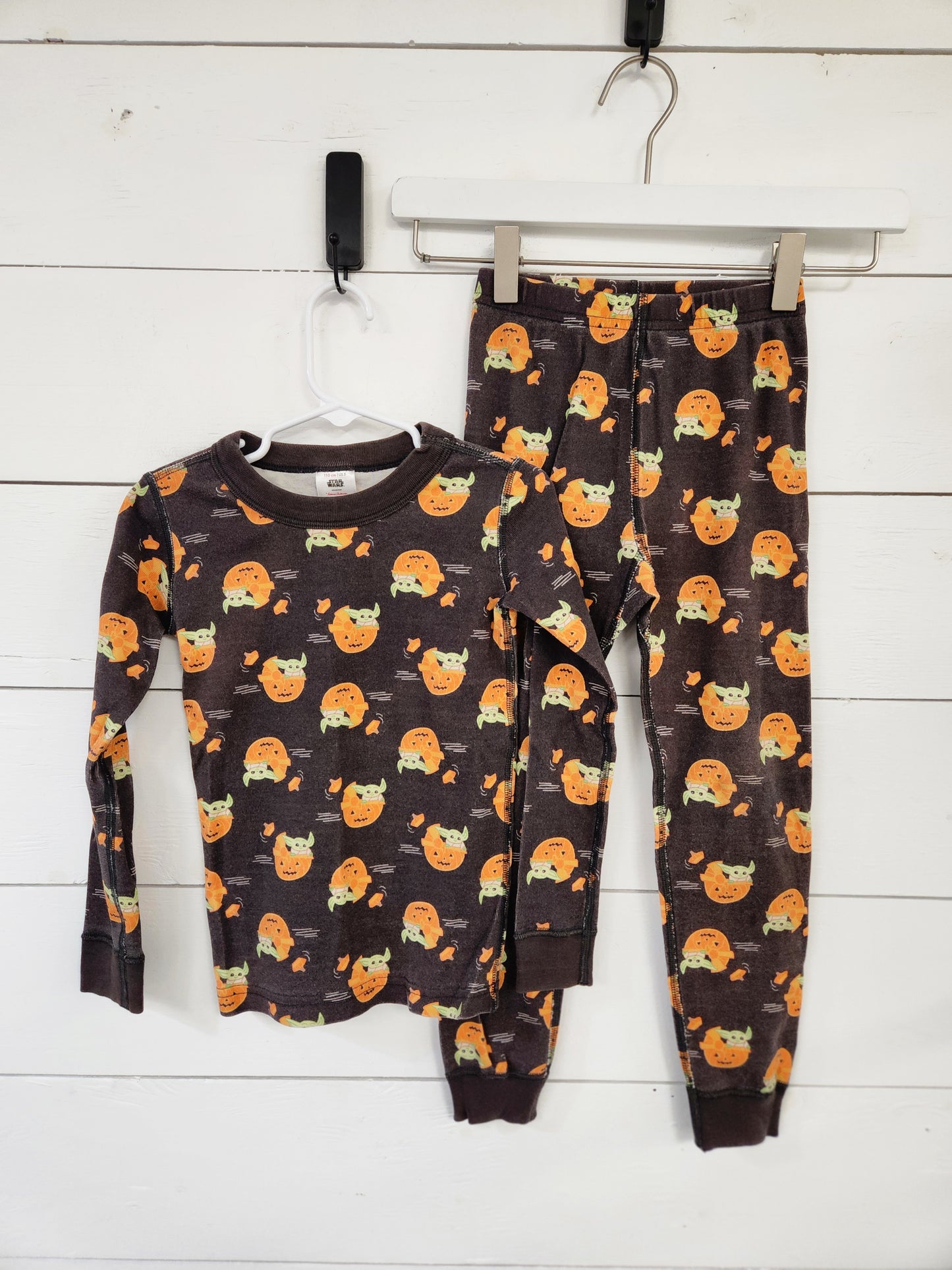 Size 5 | Hanna Andersson Pumpkin/Yoda Pajama Set